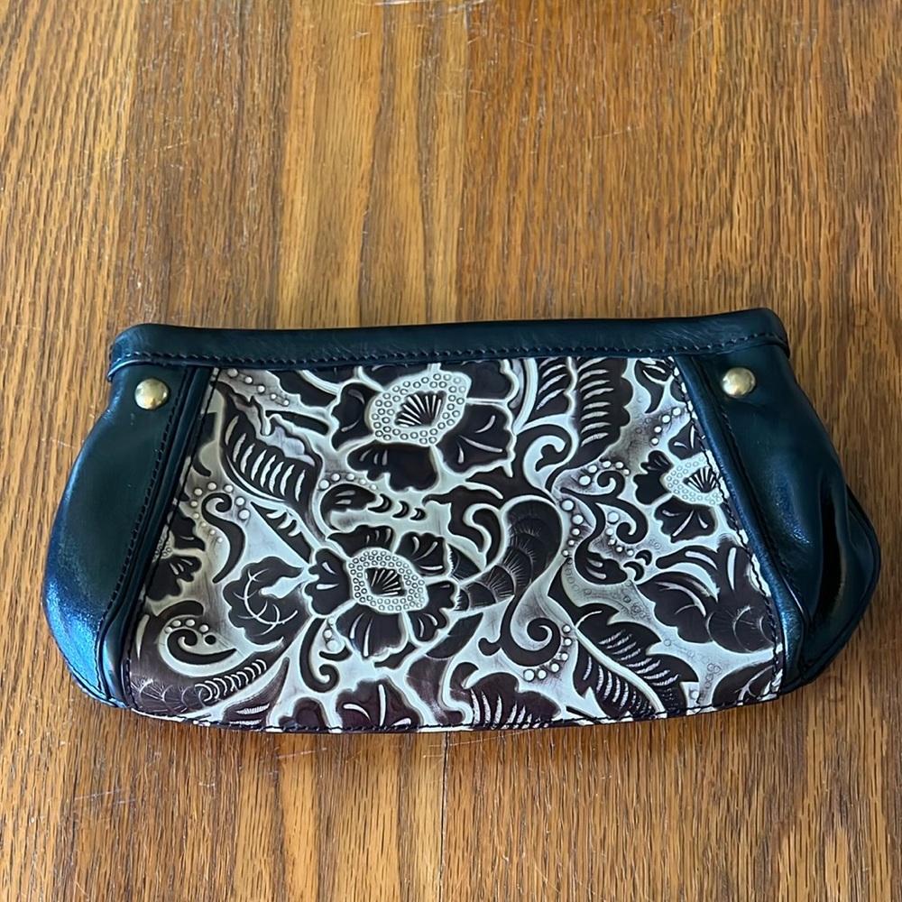 Chic Tre Vero Black & Cream Leather clutch with inside zipper & 4 card slots.